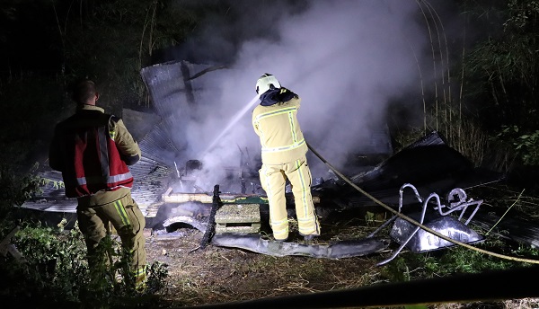 Schuurtje volledig uitgebrand in afgelegen gebied in Emmen (video)