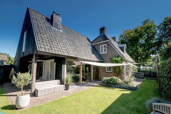 Te koop in Drenthe: royale stijlvolle vrijstaande woning met aanbouw