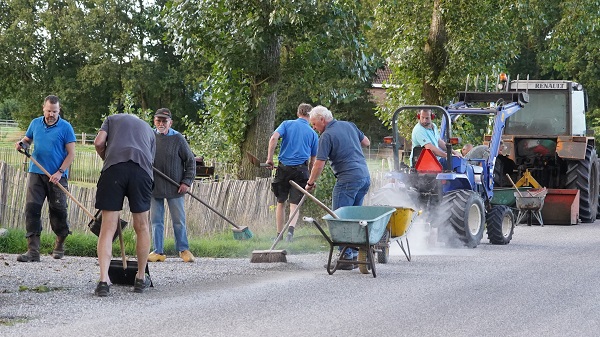 Bewoners van dorp Amen verwijderen zelf grote hoeveelheid split op de weg na uitblijven reactie gemeente (Video)