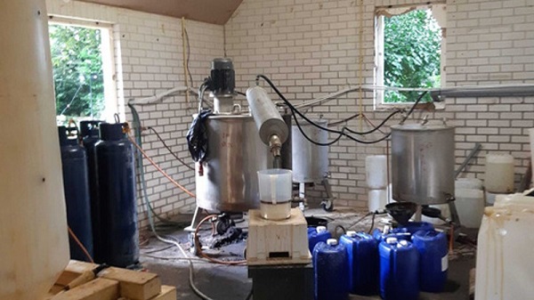 Groot drugslab aangetroffen in leegstaande boerderij nabij Dalen; Drie aanhoudingen (video)