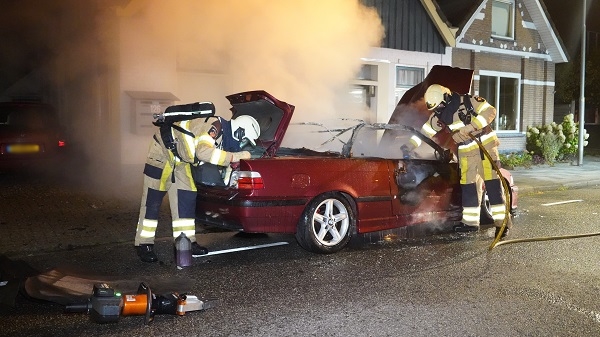 Cabrio vliegt in de brand op parkeerplaats (video)