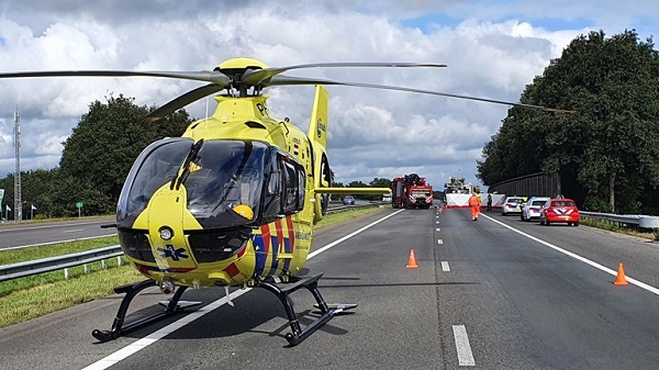 Traumahelikopter landt op A28 voor ernstig ongeval met zwaar gewonde (video)