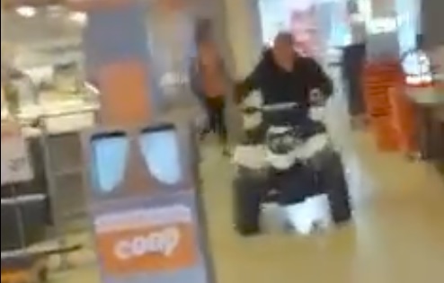 Beelden opgedoken van quad die door Coop in Annen rijdt en schade aanricht (video)