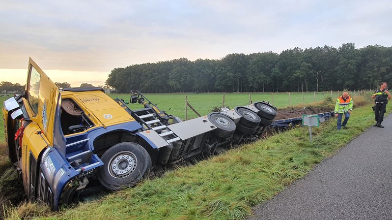 Vrachtwagen met aanhanger belandt op A28 in de sloot (Video)