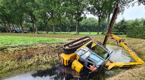 Rupskraan de sloot in tijdens werkzaamheden (video)