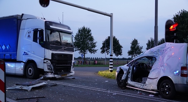 Traumahelikopter ingezet voor ernstig ongeval tussen busje en vrachtwagen (video)