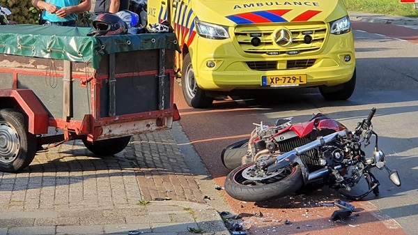Motorrijder gewond na botsing tegen aanhanger (video)