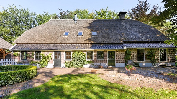 Te koop in Drenthe: woonboerderij met paardenboxen op 13.000 mÂ² grond