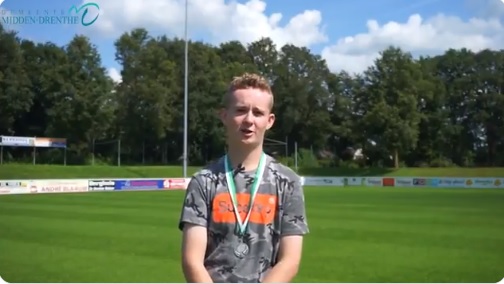Mika Jongsma (17) uit Beilen krijgt jeugdlintje vanwege inzet bij VV Beilen (video)
