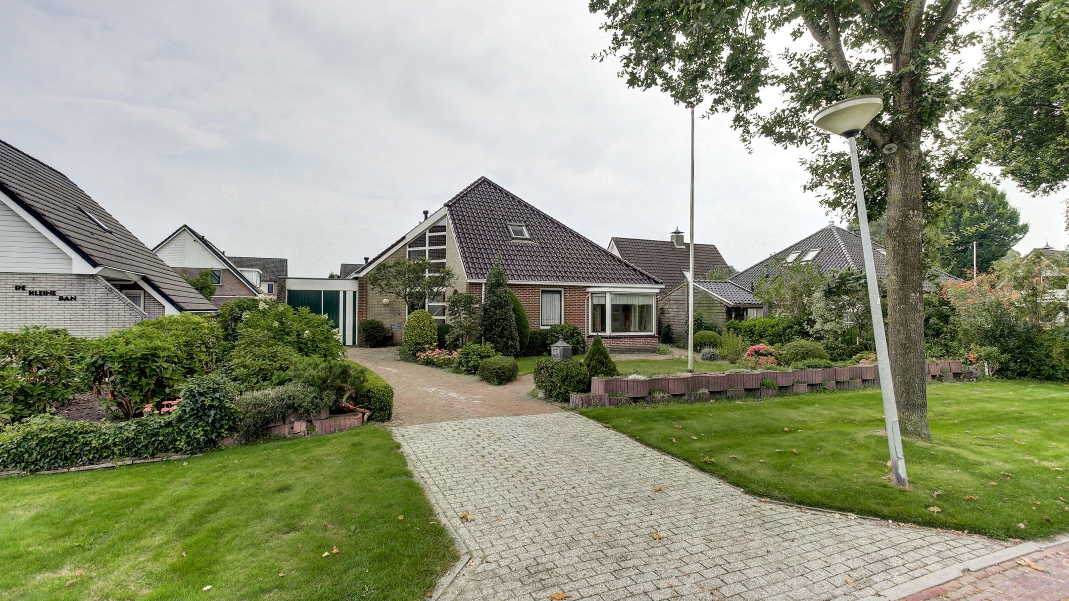 Te koop in Drenthe: vrijstaande woning met aangebouwde garage