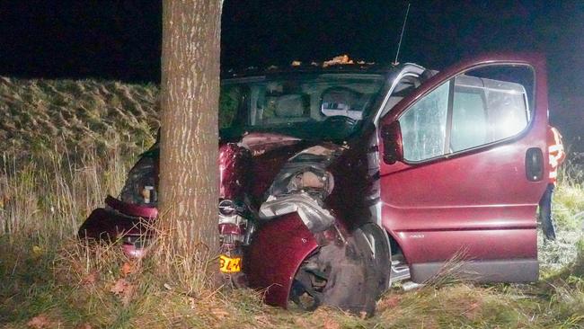 Busje botst frontaal tegen boom: Ã©Ã©n persoon gewond (Video)