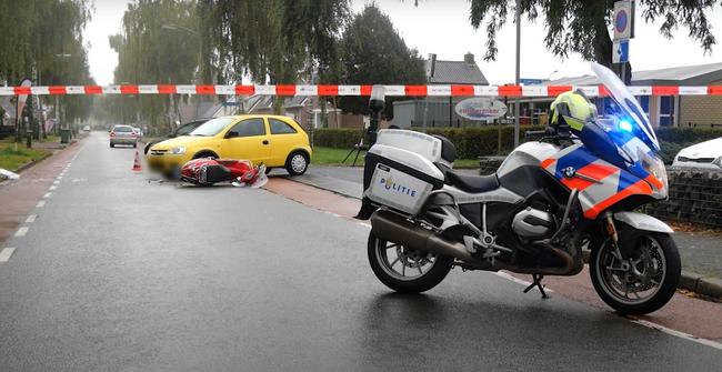 Scooterrijder gewond bij botsing met auto in Emmen (Video)