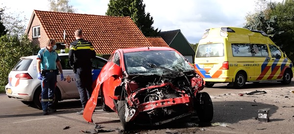 Vrouw gewond na botsing tussen auto en vrachtwagen (video)