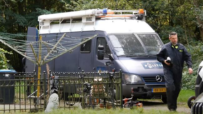 Politie en recherche doen onderzoek bij woning vanwege schietpartij Hoogeveen (Video)