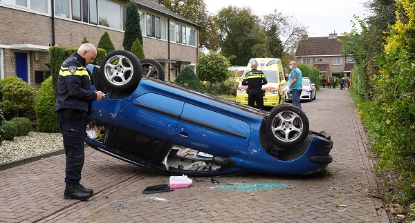 Auto belandt op de kop midden in woonwijk (video)