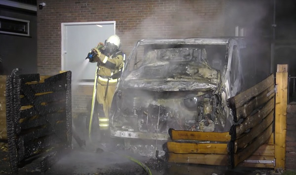 Weer een voertuig in brand gestoken in Hoogeveen (video)