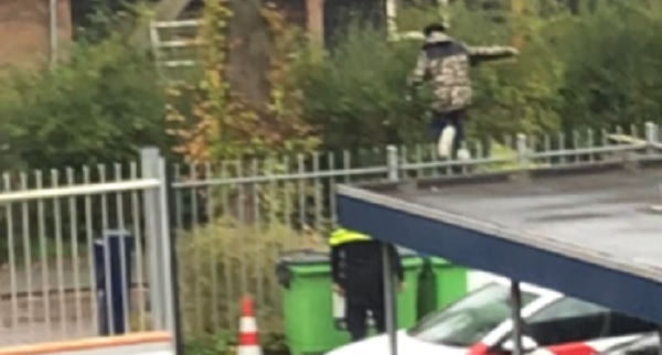 Arrestant ontsnapt uit politiebureau en vlucht weg van politie (video)