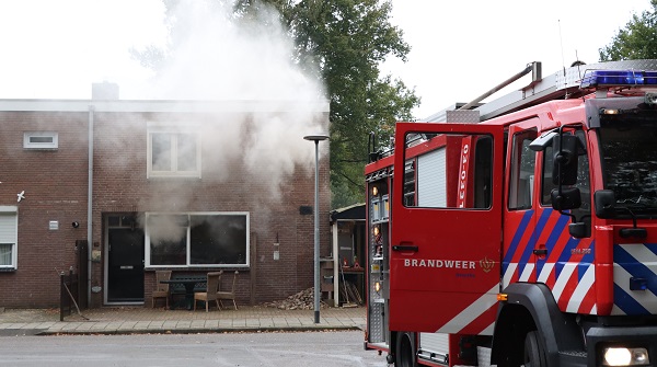 Veel rook bij forse woningbrand (video)