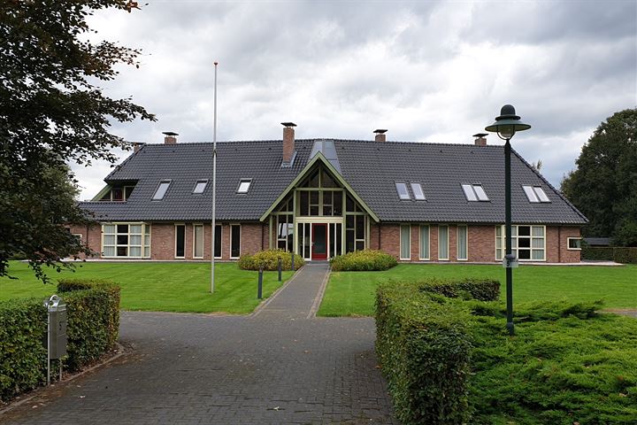 Te koop in Drenthe: Unieke helft-van-een-dubbel woonhuis met zee aan ruimte