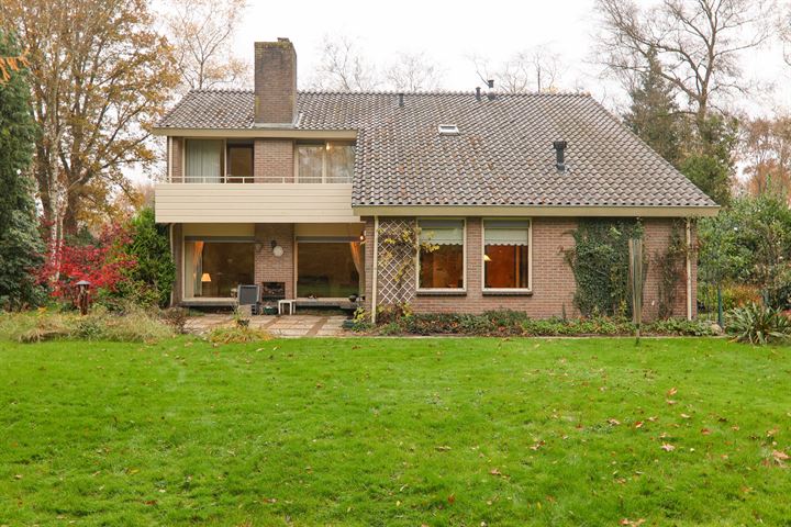Te koop in Drenthe: vrijstaande semi-bungalow met zeer royale tuin
