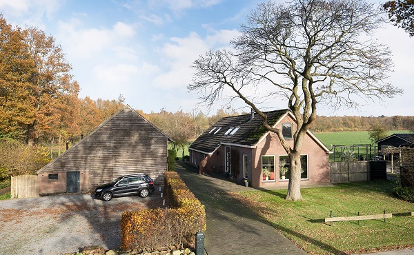 Te koop in Drenthe: vrijstaande woning met kapschuur en gastenverblijf op 4.480 mÂ²