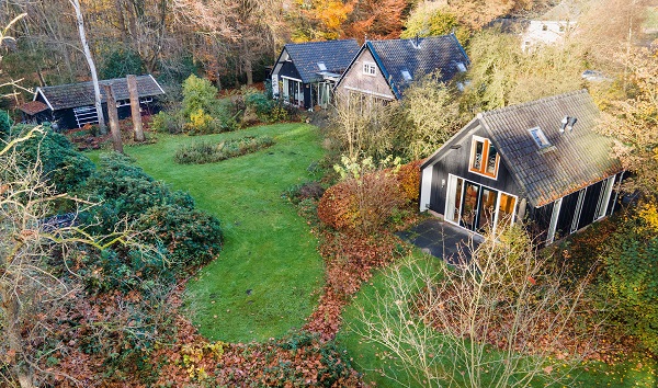 Te koop in Drenthe: landhuis met dubbele carport en achtertuin van 3.700 ha