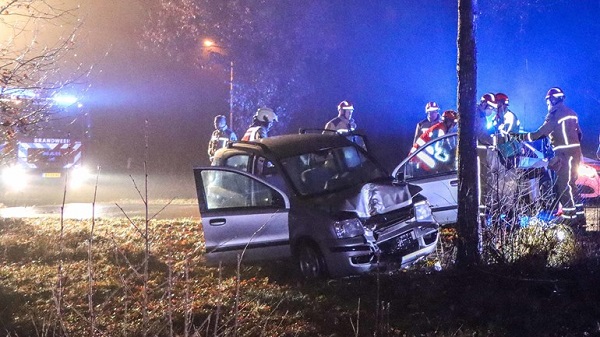 Brandweer haalt vrouw uit auto na botsing met boom (video)