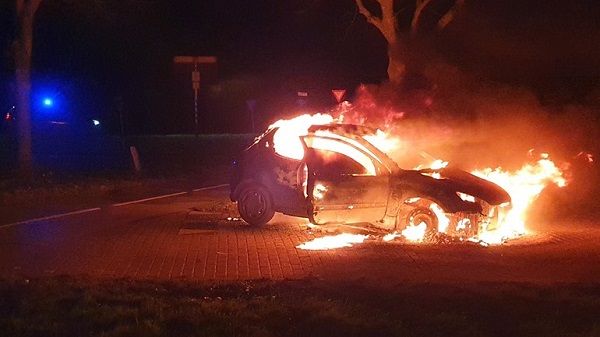 Auto volledig uitgebrand langs de N374 (video)