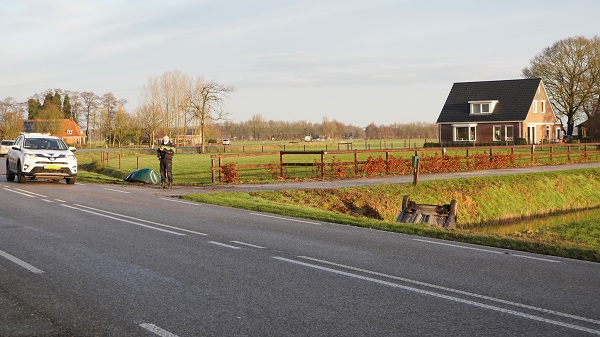 Auto op de kop in de sloot op provinciegrens met Friesland