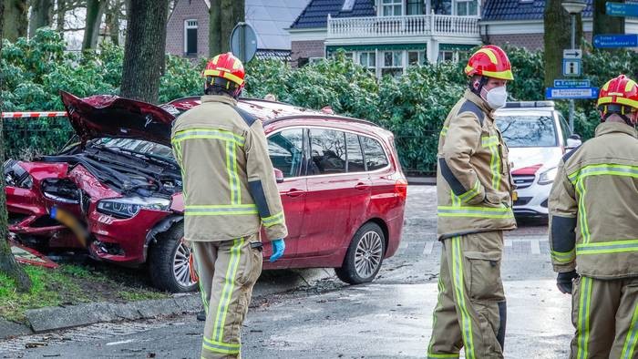 Auto botst tegen boom: Ã©Ã©n persoon ernstig gewond