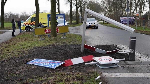 Motorrijder rijdt dwars door net geplaatst plaatsnaambord heen