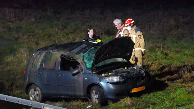 Auto slaat over de kop; moeder en dochter gewond naar ziekenhuis Buinerveen