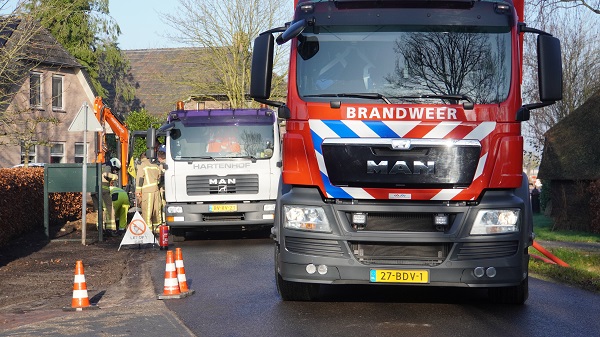 Straat afgesloten door gaslek in Wijster (video)