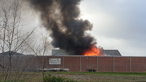 Veel brandweer naar uitslaande brand in loods Kerkenveld