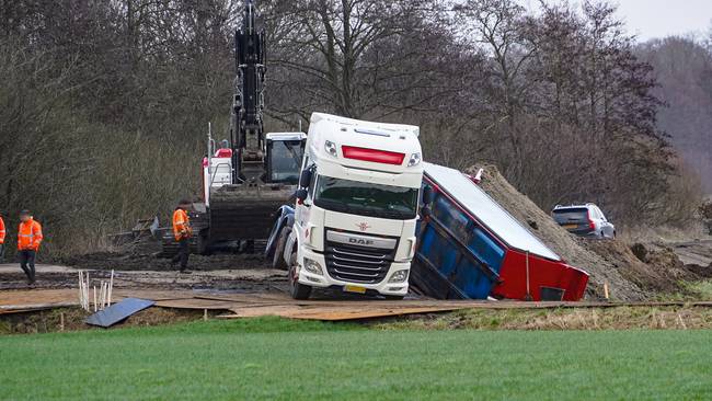 Trailer met zand gekanteld in sloot bij De Punt