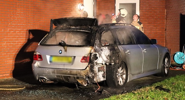 Auto in brand naast woning in Emmen