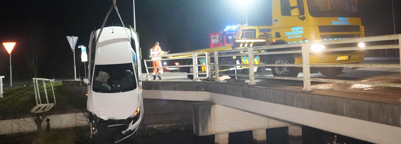Automobilist rijdt door brug en raakt te water (video)