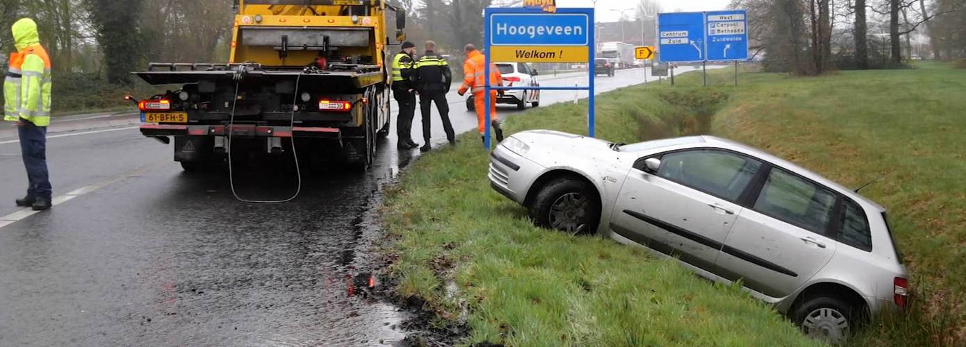 Automobiliste raakt van de A28 en komt in de sloot terecht (video)