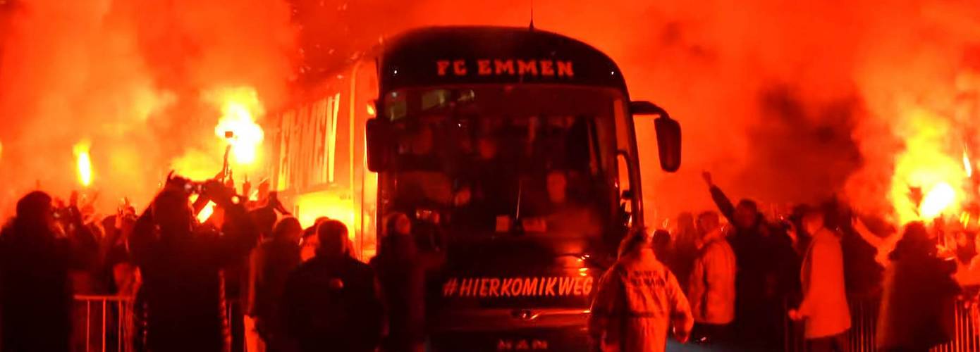 FC Emmen groots onthaald bij stadion na binnen halen kampioenschap (video)