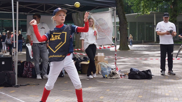 Tientallen kinderen en volwassenen maken kennis met Baseball5 in Emmen