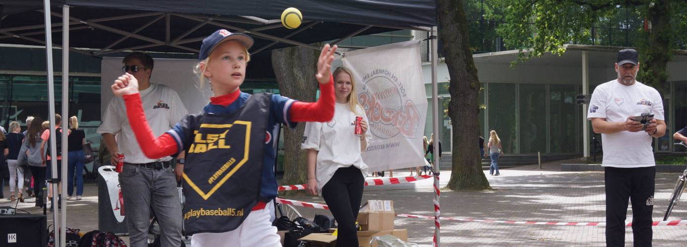 Tientallen kinderen en volwassenen maken kennis met Baseball5 in Emmen