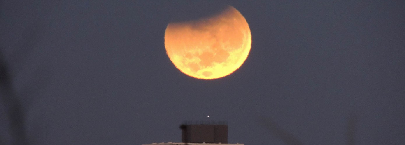 Maansverduistering maandagochtend: 'Zichtbaarheid begin van totale verduistering onzeker' 