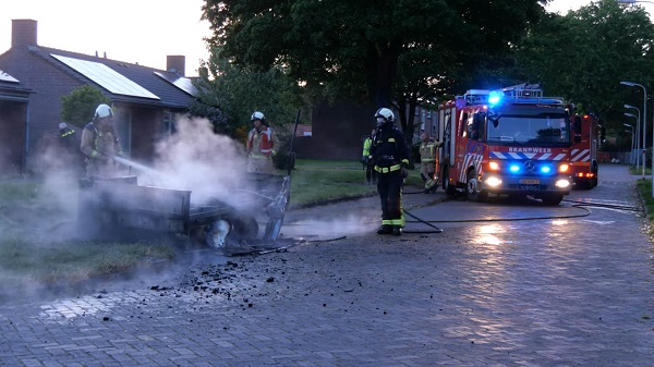 Aanhanger in brand gestoken in Hoogeveen (video)