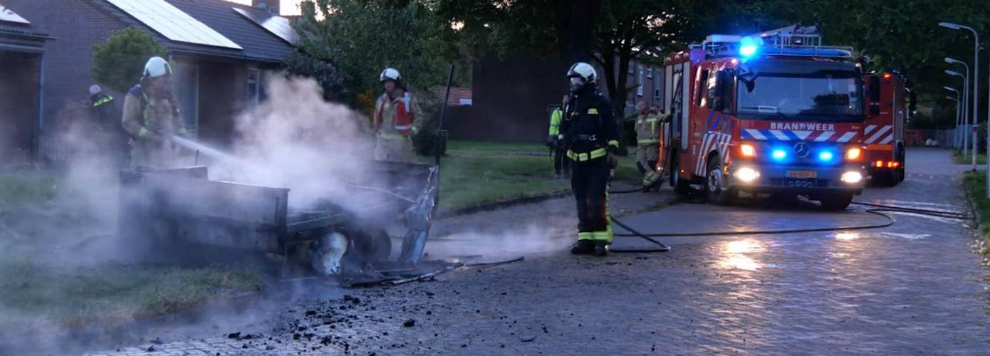 Aanhanger in brand gestoken in Hoogeveen (video)