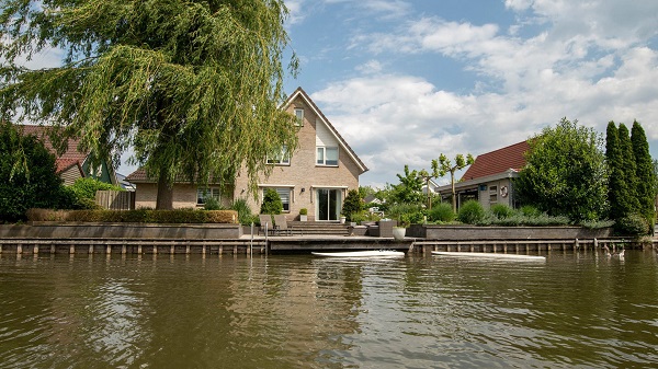Te koop in Drenthe: vrijstaand woonhuis aan het water met inpandige dubbele garage