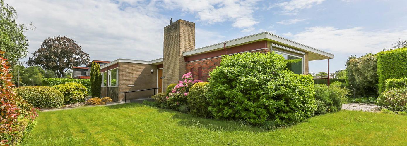 Te koop in Drenthe: onder architectuur gebouwde bungalow met inpandige garage