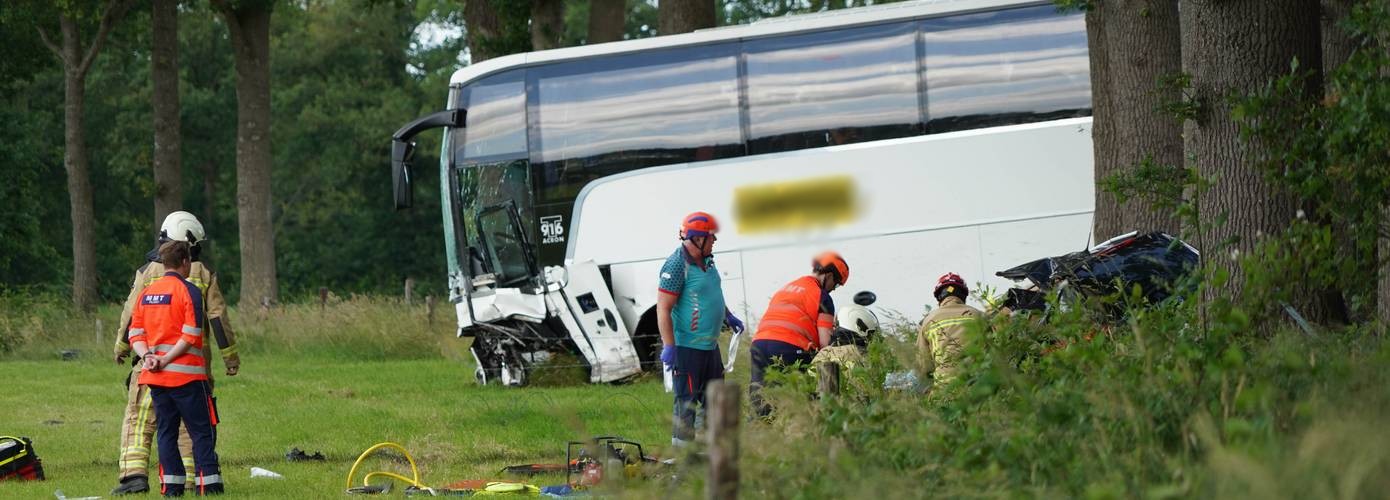 Traumahelikopter ingezet nadat touringcar met 45 personen frontaal met auto botst (video)