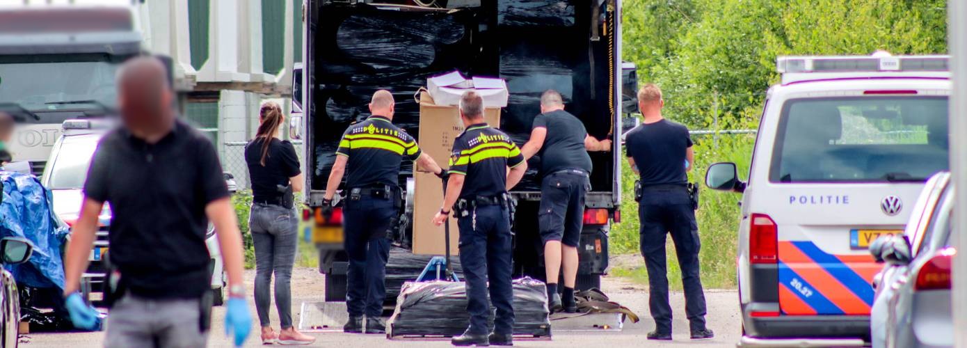 Zwaarbewapende agenten doen inval en houden drie verdachten aan (video)