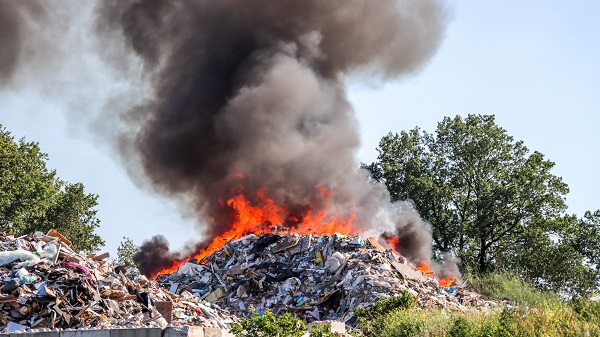 NL-Alert gegeven voor grote brand in afvalbult (video)