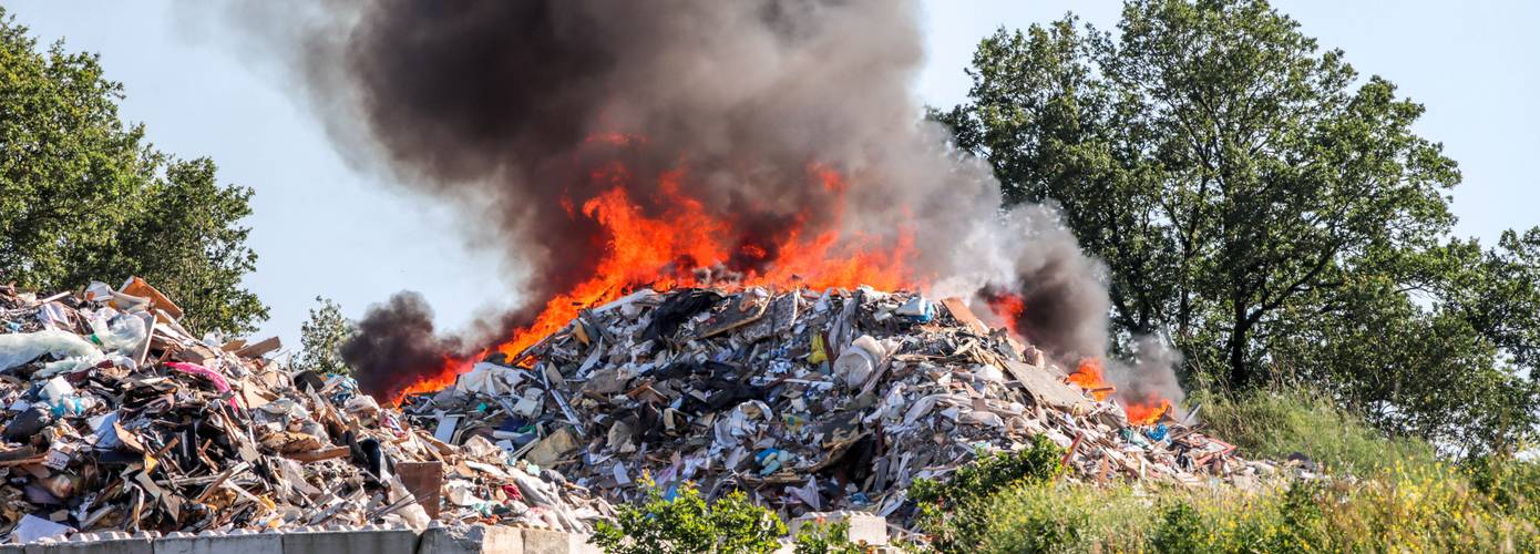NL-Alert gegeven voor grote brand in afvalbult (video)